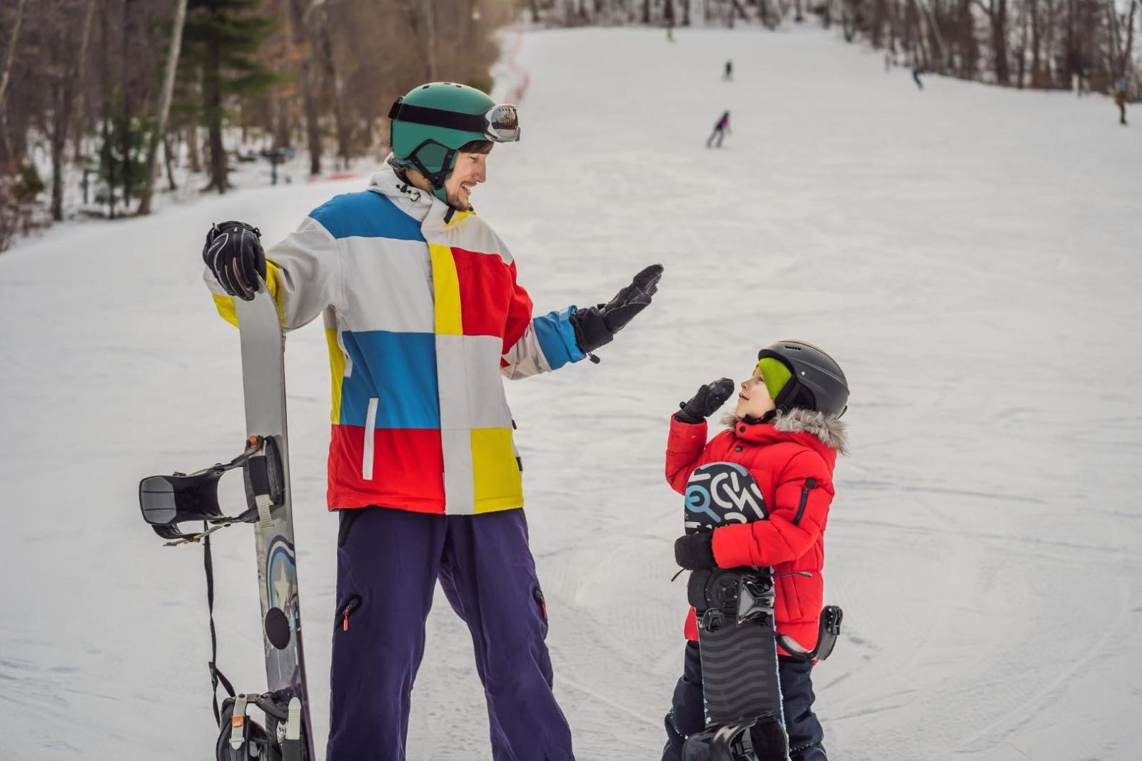 parent enfant snowboard